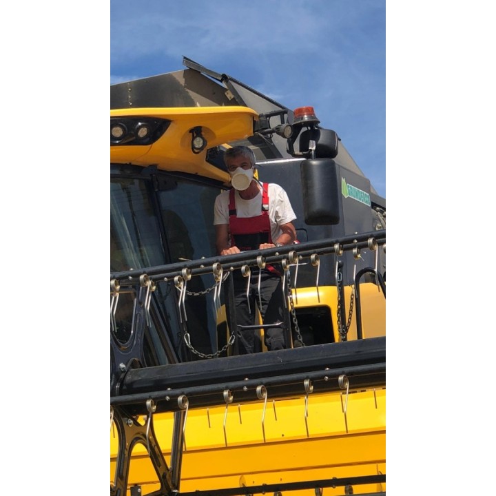 Homme sur moissonneuse batteuse masque MASQU'AGRI