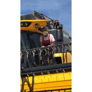 Homme sur moissonneuse batteuse masqu'agri 100 filtres