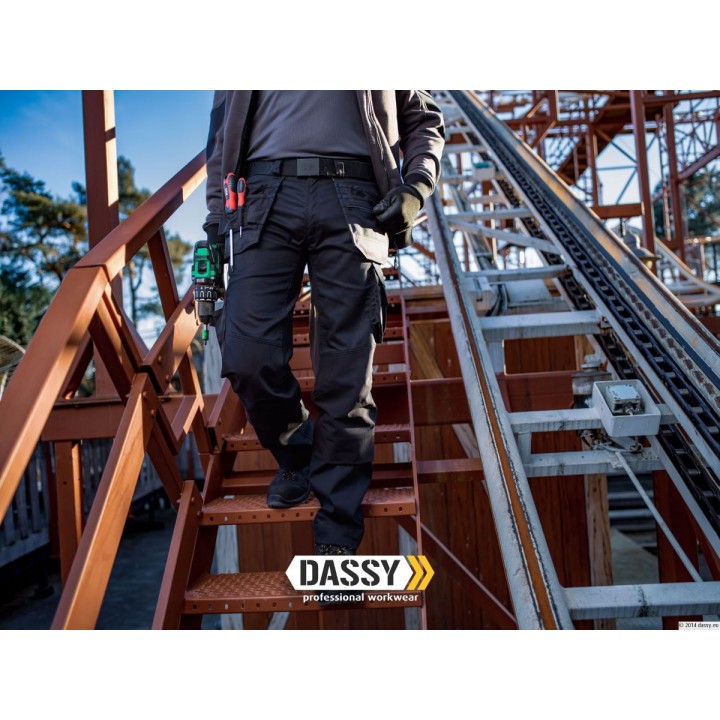 Pantalon de travail FLUX stretch D-Flex DASSY en action