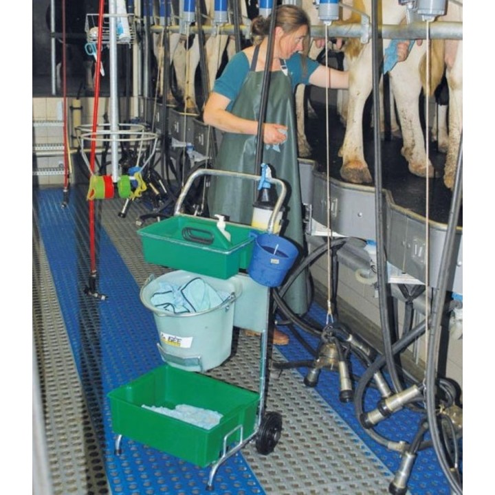 Servante de Soins Vétérinaire Roulante LAGEE en élevage laitier