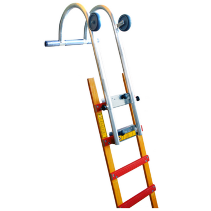 Crochet de faitage aluminium pour échelle bois et aluminium monté sur une échelle CENTAURE