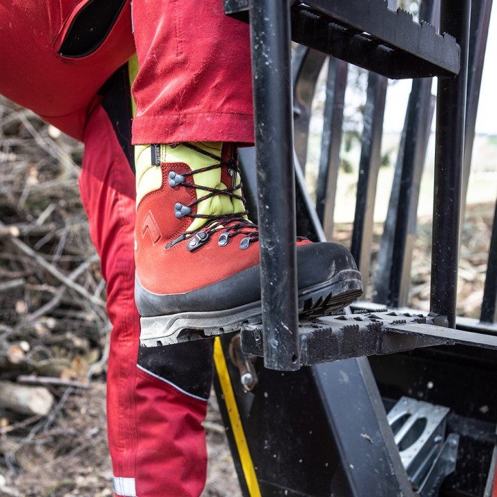 Chaussure anti-coupure PROTECTOR FOREST 2.1 GTX HAIX rouge sur chantier