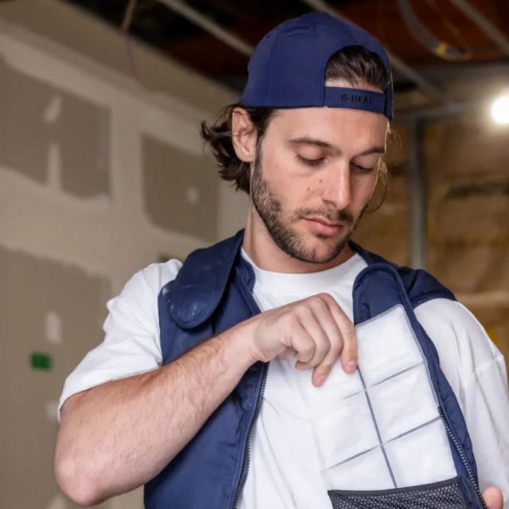 Casquette rafraîchissante G-Heat CP06 couleur marine portée en extérieur