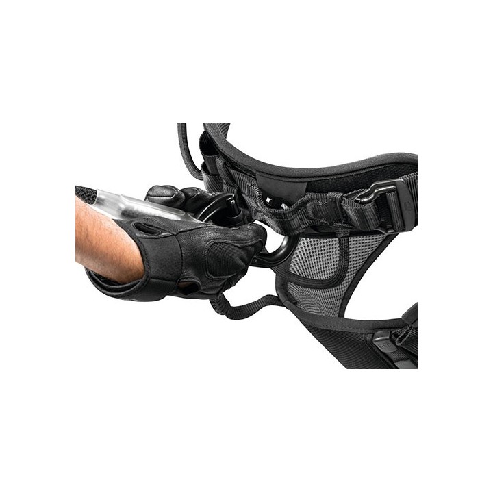 attache du baudrier Petzl Falcon Mountain